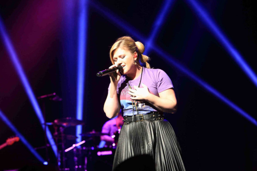 Image of Kelly Clarkson singing